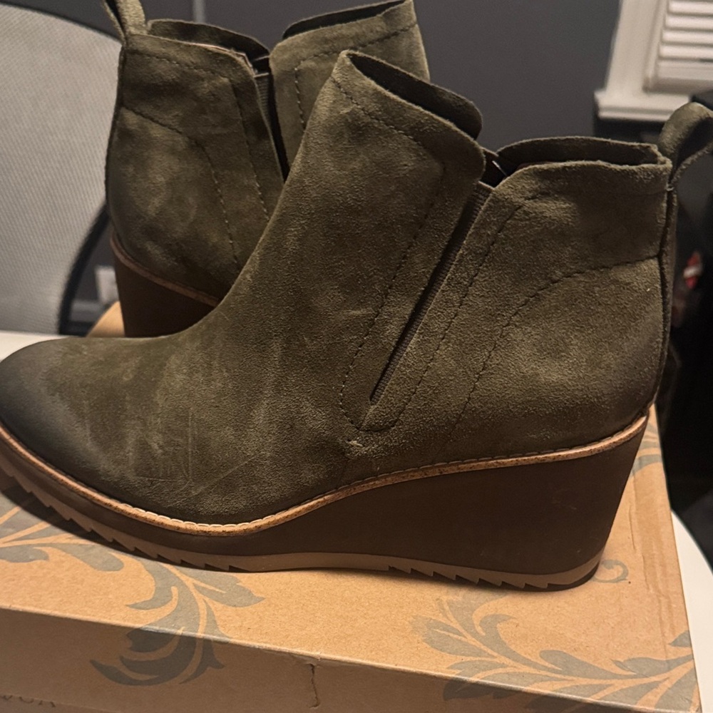 Soffit Emeree Olive Green Suede Wedge Ankle Booties